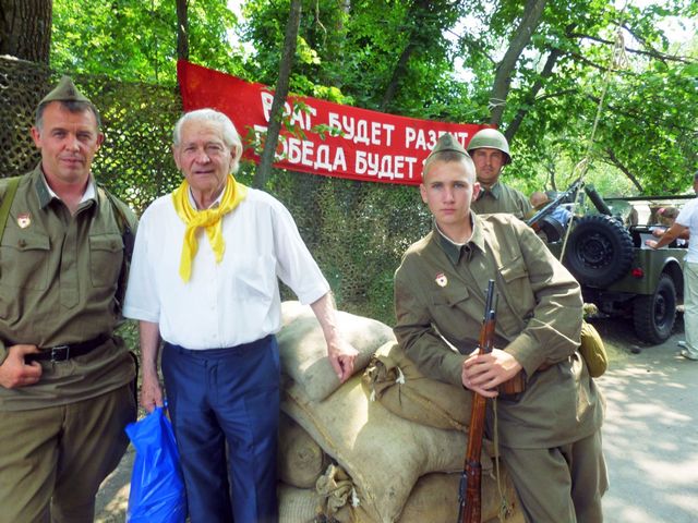 <b>Именно так называется новая книга известного русского писателя Владислава Шаповалова. Рассказ повествует о реальных событиях, которые происходили в годы Великой Отечественной войны на белгородской земле недалеко от поселка Троицкий, в хуторе Калиновка. </b> Как говорит сам автор, мысль создать это произведение его озарила после посещения памятника невинно погибшим мирным жителям в поселке Троицкий, расстрелянным в Калиновке 4 июля 1942 года. В монолите бетона изображен старик, скошенный пулей. Упал, опершись на одну руку, а другую поднял, прикрыв женщину с ребенком. На постаменте – памятная доска с тринадцатью именами, семь из погибших были маленькими детьми… «Позже я узнал, что мать, потерявшая четырех детей и послужившая прототипом для скульптуры, жива и что ей воздвигнут монумент при жизни. И вот я стучусь в незнакомую дверь, а сердце учащает стук: жива ли, здорова? Дверь отворилась. Передо мною предстала рослая, знакомая мне по монументу женщина, только сорока годами старше. Я узнал ее. Та же стройность во всей фигуре, мужественные черты лица. Время не согнуло ее. Высоко, как на постаменте, держа голову, она пригласила меня в комнату… Я ничего не изменил в ее рассказе. Да и какой смысл! Никакое «художественное» воображение неспособно представить себе то, что преподносит нам реальная жизнь…» – пишет В. Шаповалов.